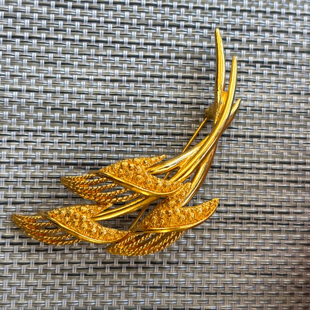 Vintage Monet 1980s Leaf Brooch Gold Tone